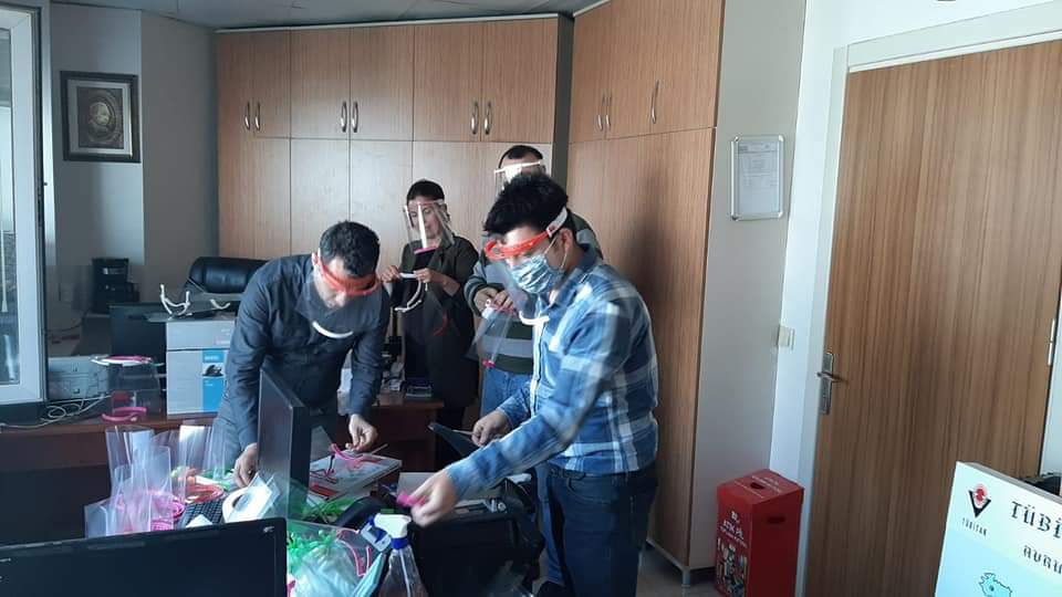 ilce_mem's tweet photo. Ürettiğimiz Tıbbi Siperlik ler hastane çalışanlarımıza ulaştırılmak üzere İlçe Sağlık Müdürlüğümüze teslim edildi. Bu süreçte özveriyle çalışan tüm iyilik gönüllüsü öğretmenlerimize #teşekkürleröğretmenim diyoruz.
@tcmeb @ziyaselcuk @yahsiomer @MetinEnder35 @ilce_mem https://t.co/EbvOjjSMNs