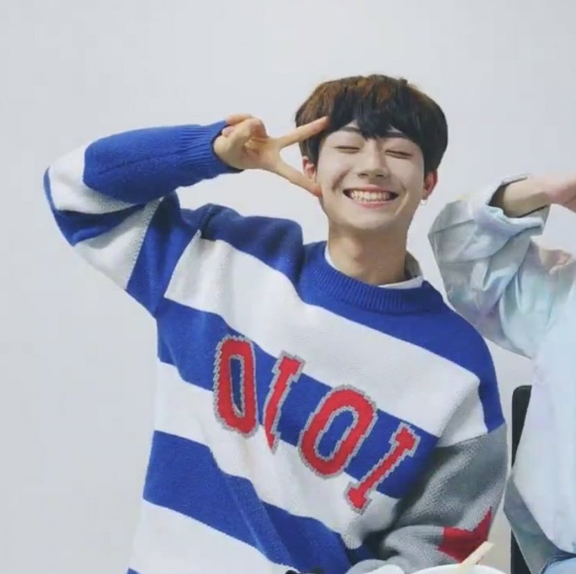 [200409] Jung Hojin info (?) on VLIVE "Let's eat meat" with Dongpyo and Siyoung name: Jung Hojinnickname: Hochibirthday: February 27, 2003height: 182cmfrom: Jeolla-do Gwangjuhobbies: looking at clothes, shopping, talking on the phone w/ friends- he likes bowling+++