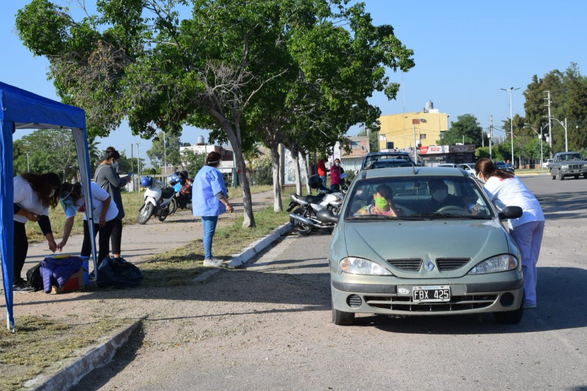 GobDeLaRioja's tweet photo. 🔺 Pusimos en marcha #VacunAuto en cuatro puntos de la Ciudad, para que mayores de 65 años puedan vacunarse sin bajarse del vehículo. 

El operativo se realiza en el Parque Lineal del Yacampis, en el albergue de Vargas, en el Predio Ferial y frente al Hospital Vera Barros. https://t.co/xtaPe5zrZK
