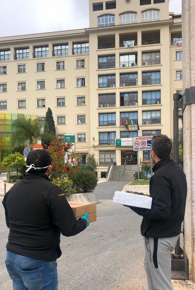 cofradiamena's tweet photo. #CofradiasMLG | Los hombres de trono de la Congregación, a través de @lagalerademena, han entregado hoy torrijas y dulces al personal sanitario de las Urgencias del @HRegionalMalaga, como gesto solidario en este #JuevesSanto #Mena2020 https://t.co/pCZkDdtd6y