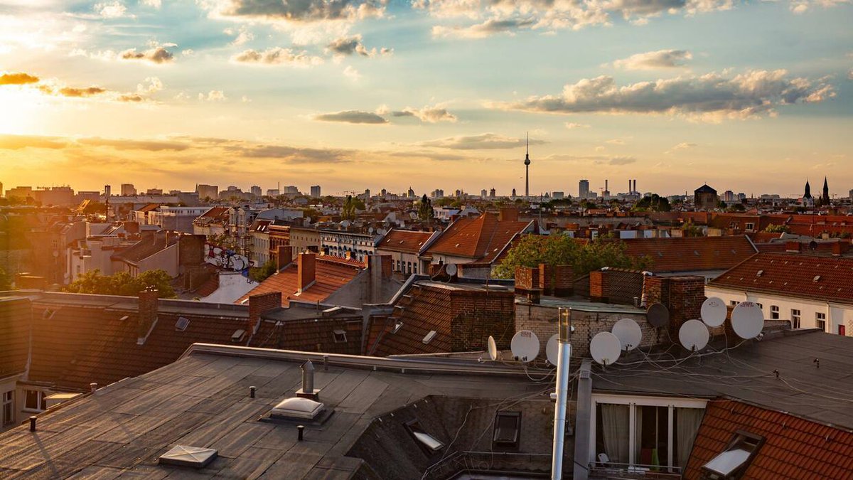 Keine Stadt geht in Sachen Immobilien-Sozialismus so weit wie Berlin, mit Mietendeckel und Enteignungsplänen. Ein gigantischer Feldversuch, an dessen Ende die Abschaffung des Wohnungsmarkts stehen könnte. Das passt in diese Tage des starken Staats. wiwo.de/my/politik/deu…