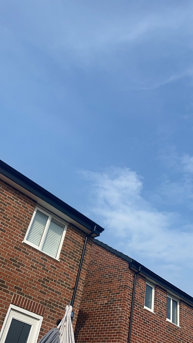 RachelRead95's tweet photo. Making the most of relaxing at home, before I make the move into temporary accommodation to protect my family. 💔 #Frontliners #COVIDー19 #proudnurse https://t.co/SvmbOiWA6m