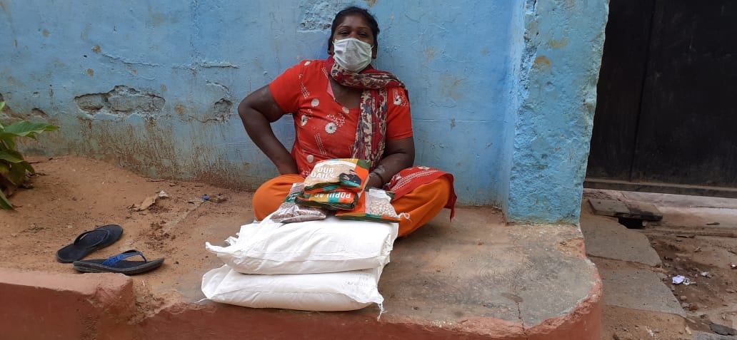 ActionAidIndia's tweet photo. Amid the unfolding #COVID pandemic &amp; the necessary lockdown, the informal workers &amp; their families are facing several vulnerabilities.
With support from @FeedingIndia, we have been able to provide dry ration support to 581 most vulnerable families in Bengaluru, Karnataka. https://t.co/278a74tFCC