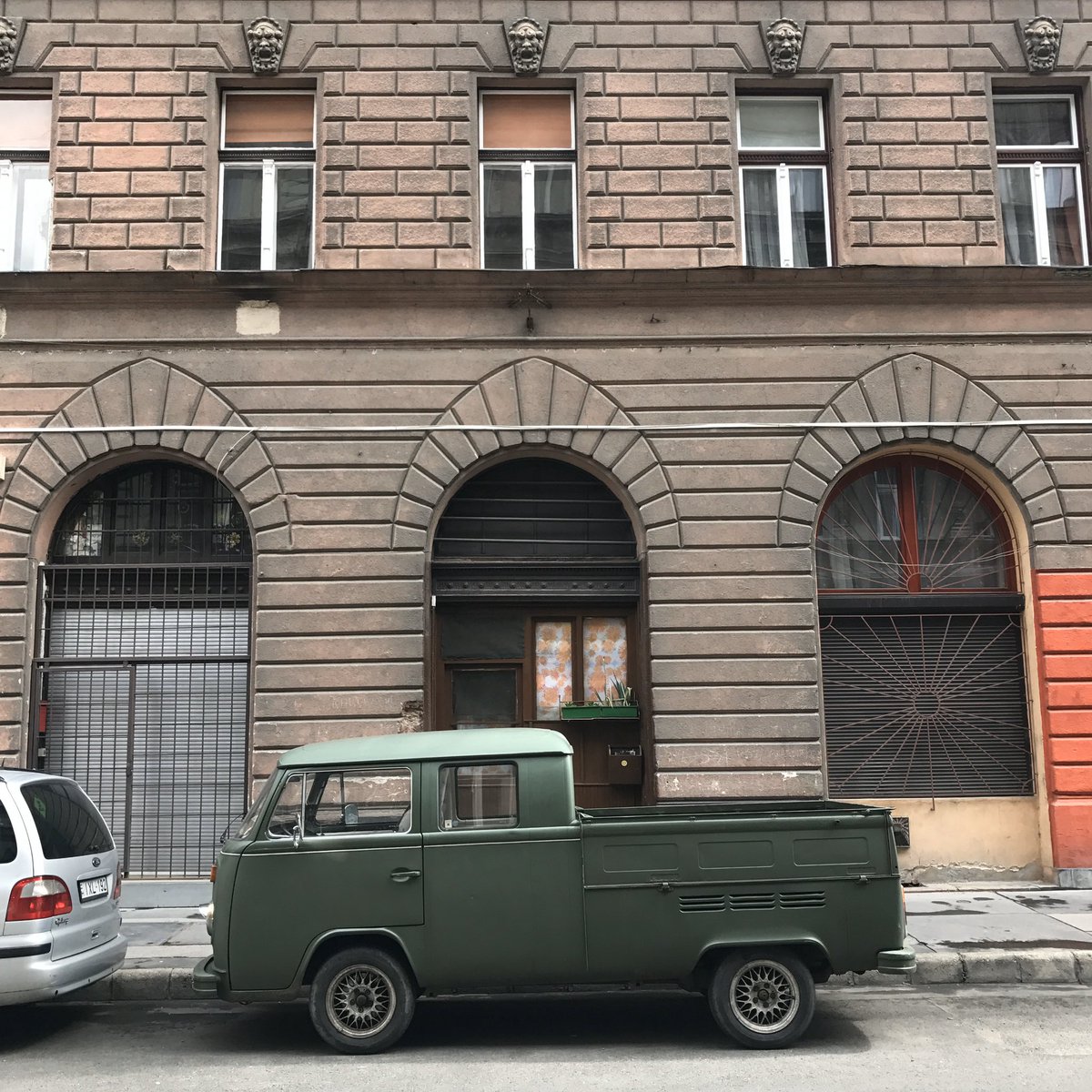 Army green Volkswagen Transporter Type 2 Doublecab Pick up (T2, 1979) spotted in Budapest.
#vwt2 #vwpickup 
@YesterdaysDrive @Rockstarscars @SAID_elMEHDI_ @addict_car @UnaPatata213 @GeorgeCochrane1