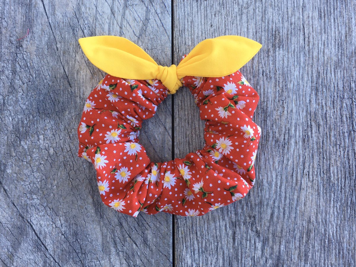 Check out these two gorgeous girls!😍 
#Sonya #MatchingWithMommy #BowTie #PrettyKitty #MatchyMatchy #Scrunchie #Cats #CatsWearingBowties #ILoveDaisies #Cat #MatchingScrunchie #Daisy #CatBowtie #Daisies #Matching #Spring #Scrunchies #iLoveCats #FloralScrunchie #PreciousPawPrints