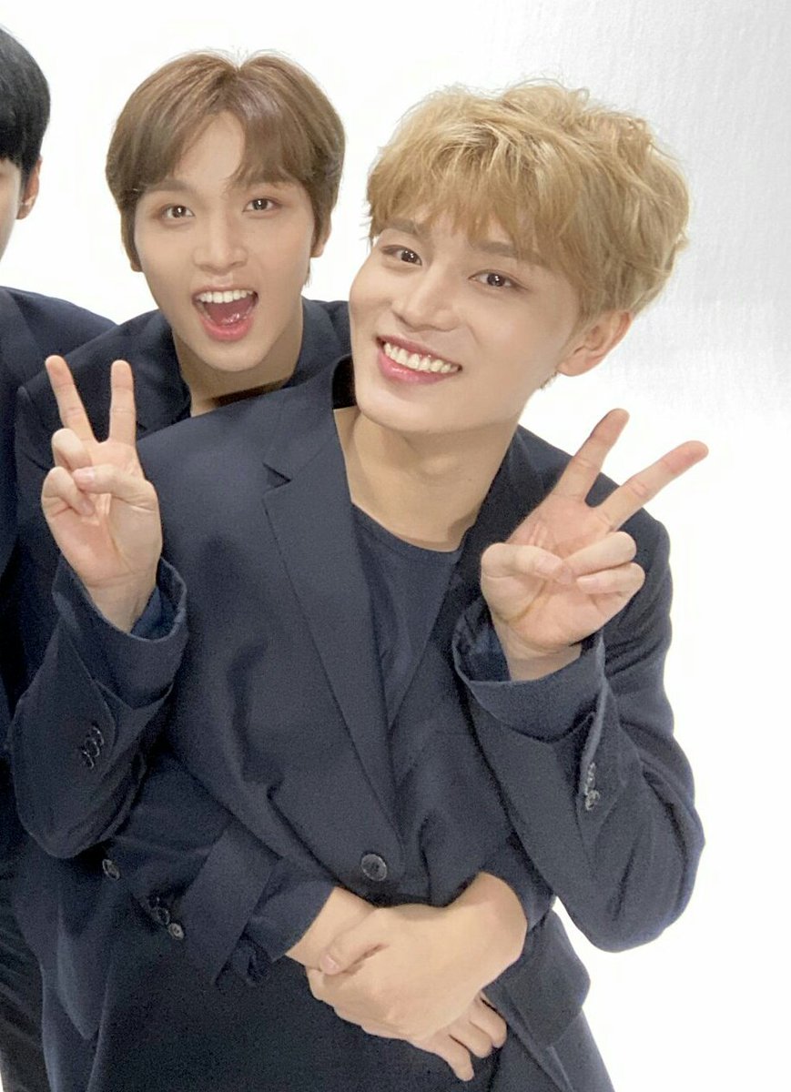 just look at how that baby haechan is clinging on to taeil hyung 