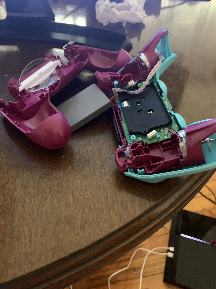 breogan123's tweet photo. @CompetiControl oye la vd que me podíais regalar uno por que quedarme sin mando en cuarentena no mola :(( https://t.co/LaCfsB4SPg