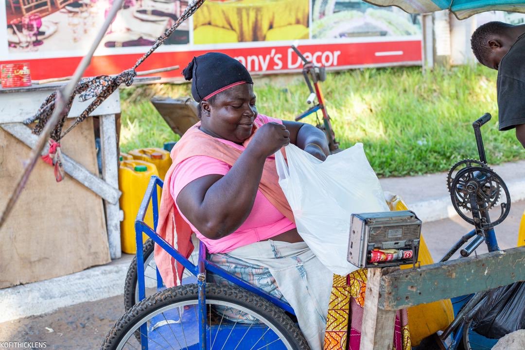 Sarkodie donates foodstuffs, sanitisers to residents in Tema  