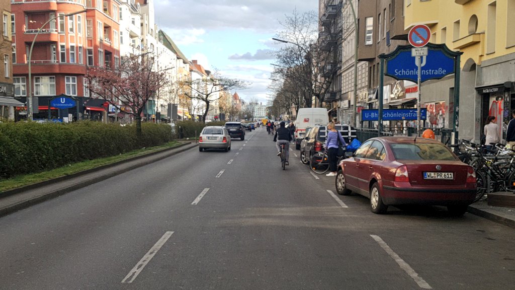 cumurux's tweet photo. Die #UDBL unprotected de-facto bike lane am #KottbusserDamm wird jetzt warum genau nicht in ein #PCPBL protected corona pop-up bike lane verwandelt!?
@SenUVKBerlin @MonikaHerrmann1 https://t.co/XLaNwSwHJ9