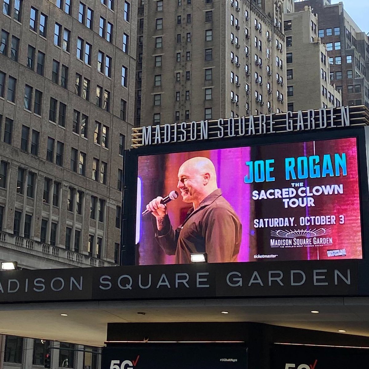 marty_made_it's tweet photo. Joe Rogan x Drastic Graphics: Madison Square Garden poster Displays blog: https://t.co/8iblSRRsf0
#JoeRogan #DrasticGraphics #SacredClown #ComedyTour #PosterDesign #NYC #MSG #NewYorkCity #MadisonSquareGarden #Blog #Pandemic https://t.co/upViI7PmA4