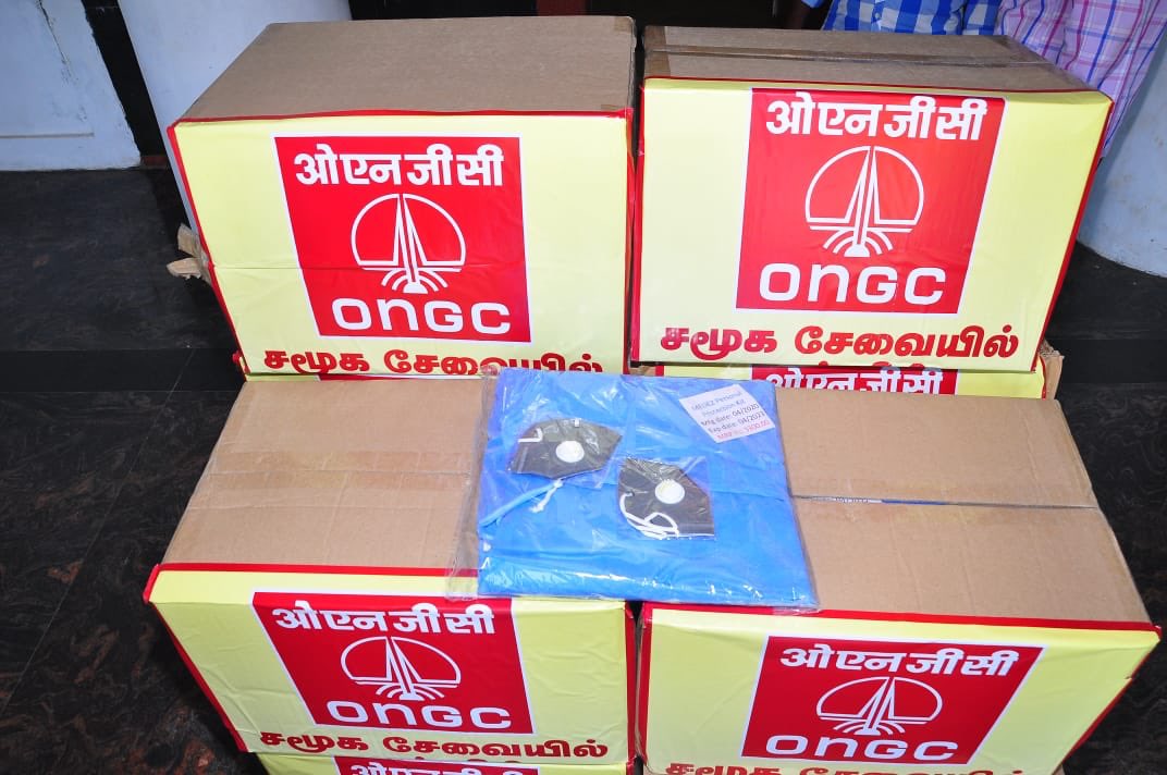 ONGC_SBA's tweet photo. Cauvery Asset of #ONGC handed over financial support confirmation  of INR 39.82 lakhs to DC Thiruvarur,  towards various medical equipment   to tackle #COVID-19. #ProudToBeAnONGCian. Take the #AarogyaSetuChallenge https://t.co/orw7rQtUd5