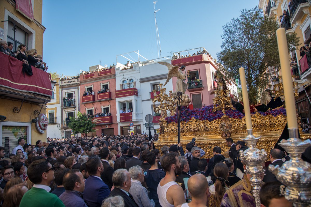 hdaddemontesion's tweet photo. 17.52 | Ya se encuentra el Señor Orando en el Huerto en la calle, suena la marcha real por @AMRedencion Una explosión de aplausos lo recibe y la emoción se hace patente en el barrio de la Feria. #Montesion20 #Miestaciondepenitenciaencasa https://t.co/x09E7KZhzu