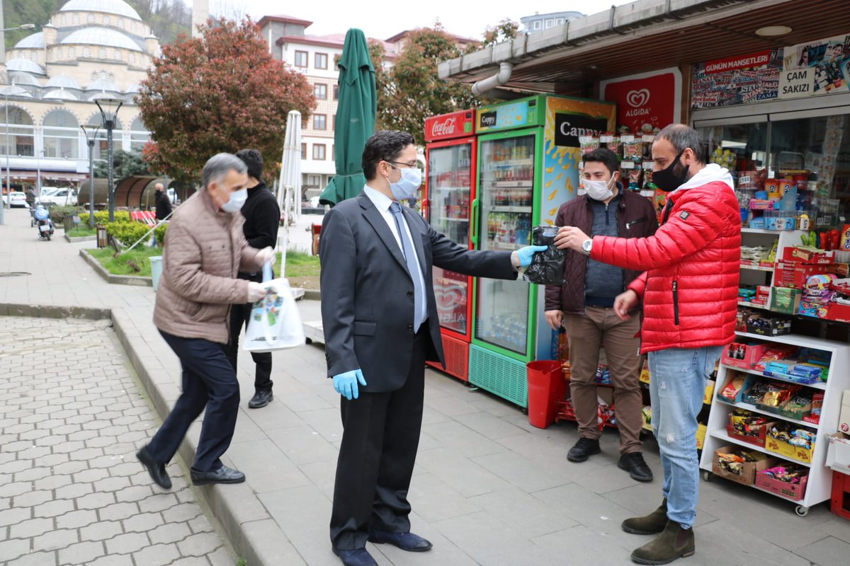 PAZARKAYMAKAMLI's tweet photo. Cumhurbaşkanlığımız tarafından başlatılan "Ücretsiz Maske Dağıtımı" projesi kapsamında ilçemize gönderilen maskeleri halkımıza dağıtmaya başladık.
Bugün ilçemizde Kaymakamımız ve Belediye Başkanımız birlikte vatandaşlarımıza maskelerini dağıttı
@RTErdogan
@tcbestepe https://t.co/h9Ic5tfuP2