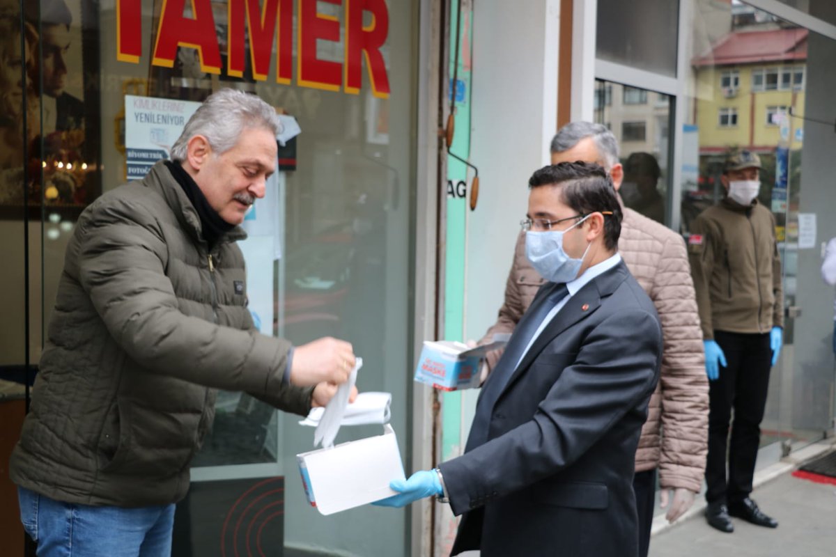 PAZARKAYMAKAMLI's tweet photo. Cumhurbaşkanlığımız tarafından başlatılan "Ücretsiz Maske Dağıtımı" projesi kapsamında ilçemize gönderilen maskeleri halkımıza dağıtmaya başladık.
Bugün ilçemizde Kaymakamımız ve Belediye Başkanımız birlikte vatandaşlarımıza maskelerini dağıttı
@RTErdogan
@tcbestepe https://t.co/h9Ic5tfuP2