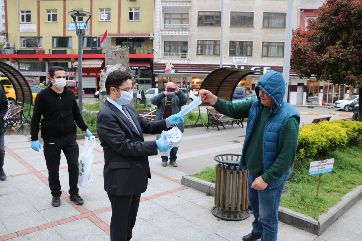 PAZARKAYMAKAMLI's tweet photo. Cumhurbaşkanlığımız tarafından başlatılan "Ücretsiz Maske Dağıtımı" projesi kapsamında ilçemize gönderilen maskeleri halkımıza dağıtmaya başladık.
Bugün ilçemizde Kaymakamımız ve Belediye Başkanımız birlikte vatandaşlarımıza maskelerini dağıttı
@RTErdogan
@tcbestepe https://t.co/h9Ic5tfuP2