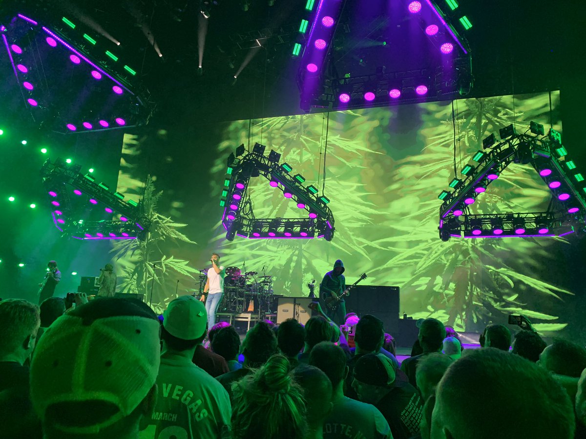 Jerichoholic420's tweet image. Happy 420 month🤘👽🤘🔥💨💨 #311Rocks!!