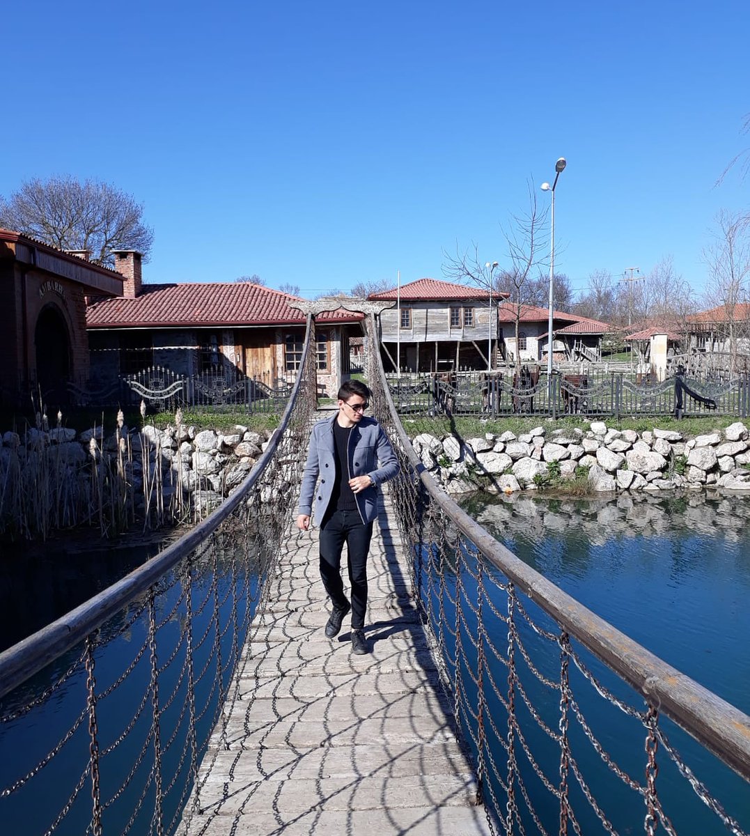 Ay da ister sabit kalmayı ama,
Bilir birilerinin yanıp, birilerinin dönmesi gerektiğini.