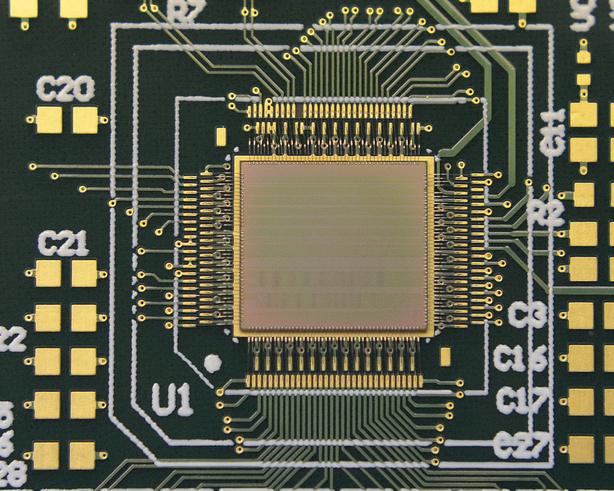 jerald_pinson's tweet photo. My latest article for @Fermilab. How do you detect neutrinos? By cooling down electronics to the temperature at which air turns into a liquid. @DUNEScience
 https://t.co/1kCgqpGXay #DeepUndergroundNeutrinoExperiment #detectortechnology #DUNE #engineering #neutrino https://t.co/Emc3SZ6jJD