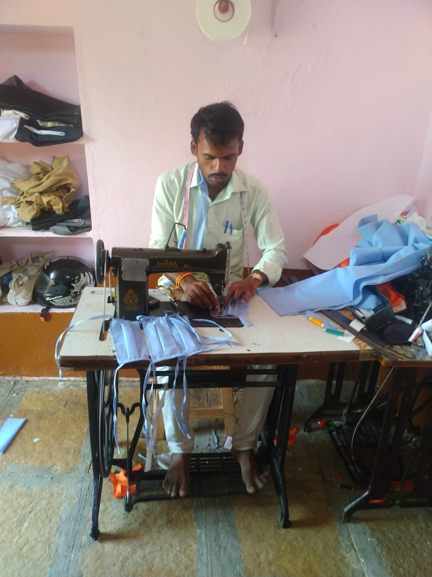 Vrutti_Catalyst's tweet photo. #CovidActionCollab Story from BAU in Kalaburagi.Seenhere 42 men&women members,who have taken up the important responsibility of stitching masks selling to FPO members.They managed to stitch about 10k #masks, of which, an impressive 6,000+ units were successfully sold.
@SwastiHC https://t.co/uPzEoAHLaz
