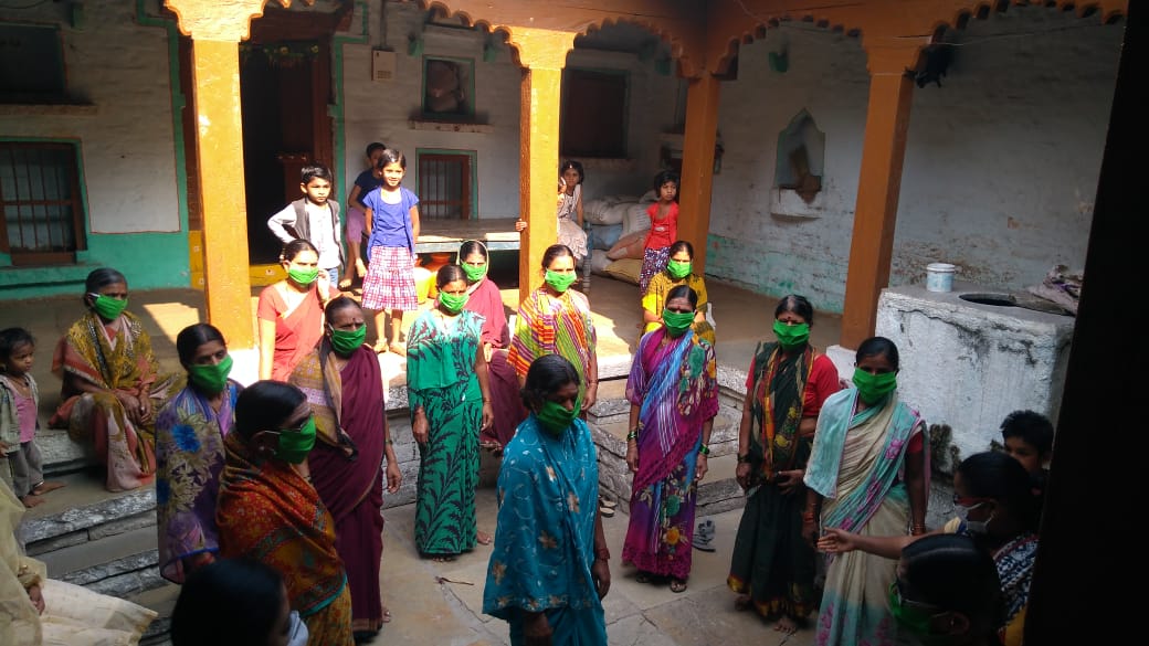 Vrutti_Catalyst's tweet photo. #CovidActionCollab Story from BAU in Kalaburagi.Seenhere 42 men&women members,who have taken up the important responsibility of stitching masks selling to FPO members.They managed to stitch about 10k #masks, of which, an impressive 6,000+ units were successfully sold.
@SwastiHC https://t.co/uPzEoAHLaz