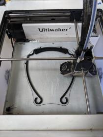 [#Entraide] Des #visières imprimées en #3D pour le <a href="/CHUdeLyon/">HCL - Hospices Civils de Lyon</a> ! Depuis mercredi, une douzaine d'élèves de toutes nationalités, confinés sur le campus, se relaient de 9h à 21h au <a href="/fablab_ecl/">FABLAB Centrale Lyon</a> pour fabriquer des visières...
#Covid19 #UnivCovid19
➕ bit.ly/3c27Wdu