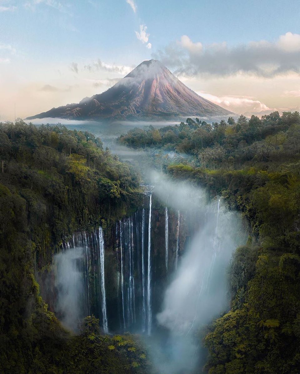 320_Degree's tweet photo. "The very first light of the day hitting Semeru as it sits looming behind Tumpak Sewu 😍🌄 A unique perspective and destination for sure! Tag a friend who has to see this beauty!
📸: @malthezimakoff
«»
#indonesia #waterfall #earth #nature #photography #travelblogger" https://t.co/sSIpdK1Lmh