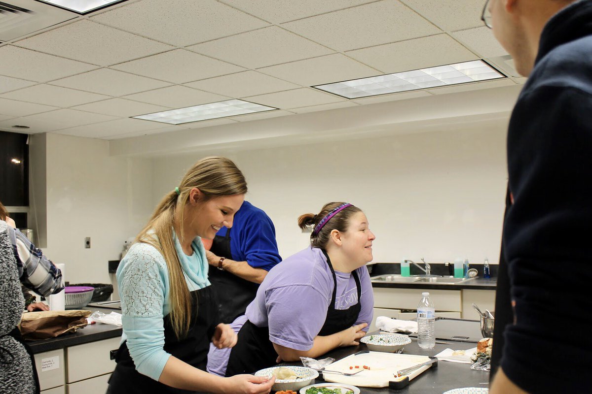 AUIntlPrograms's tweet photo. We sure do miss hosting our @king_auburn cooking classes on campus with the @AuburnU community! We can’t wait to continue cooking up Korean dishes when we return. #tbt
•
#AUOIP #ServicetotheWorld #WarEagle https://t.co/bqQyU90sZb