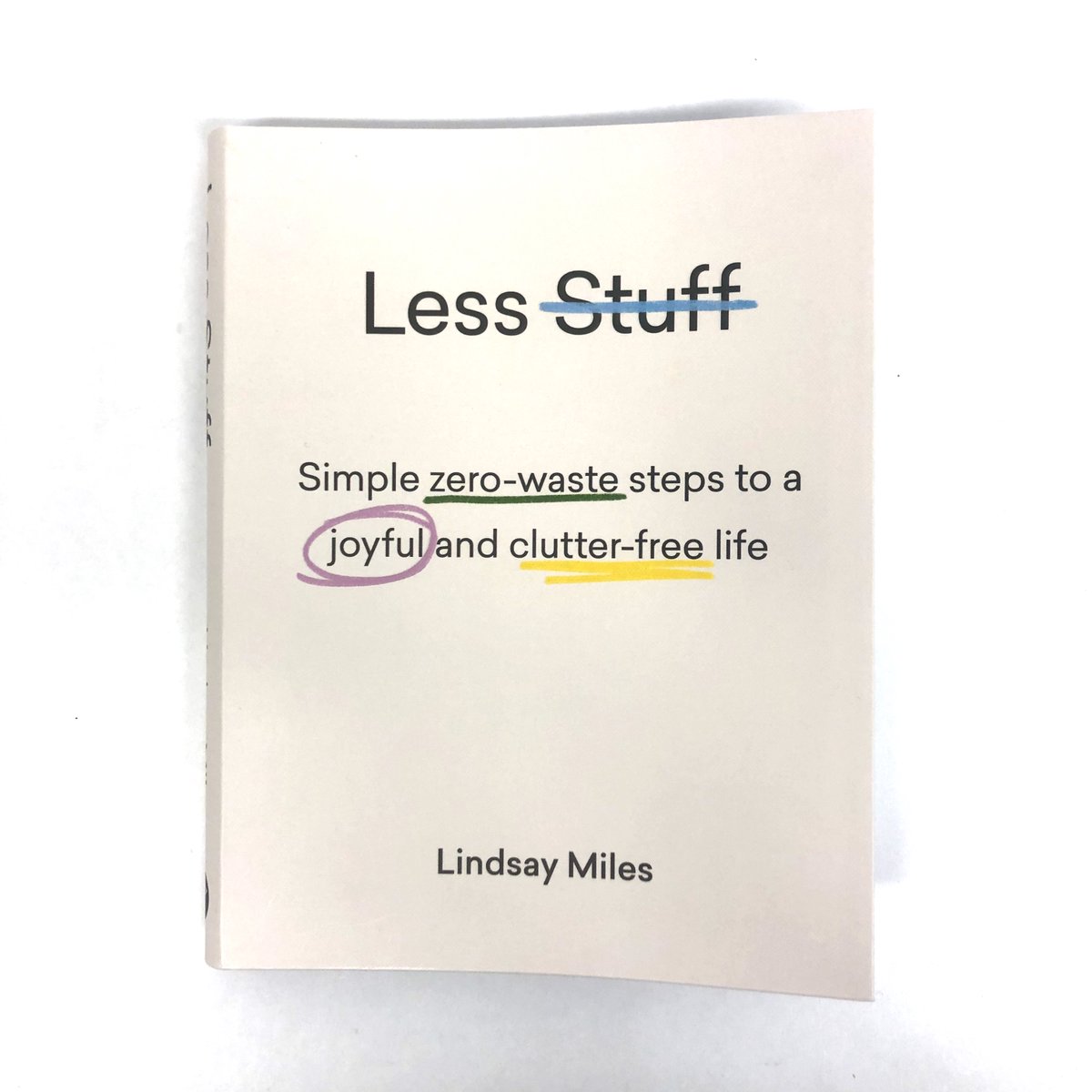 Keep things simple with less stuff! Available online with FREE shipping! #QBoutiqueSTL
・
・ow.ly/JYay50z9kBv
・
#lessstuffbook #lessstuffmorelife #keepitsimple #worldchesshof