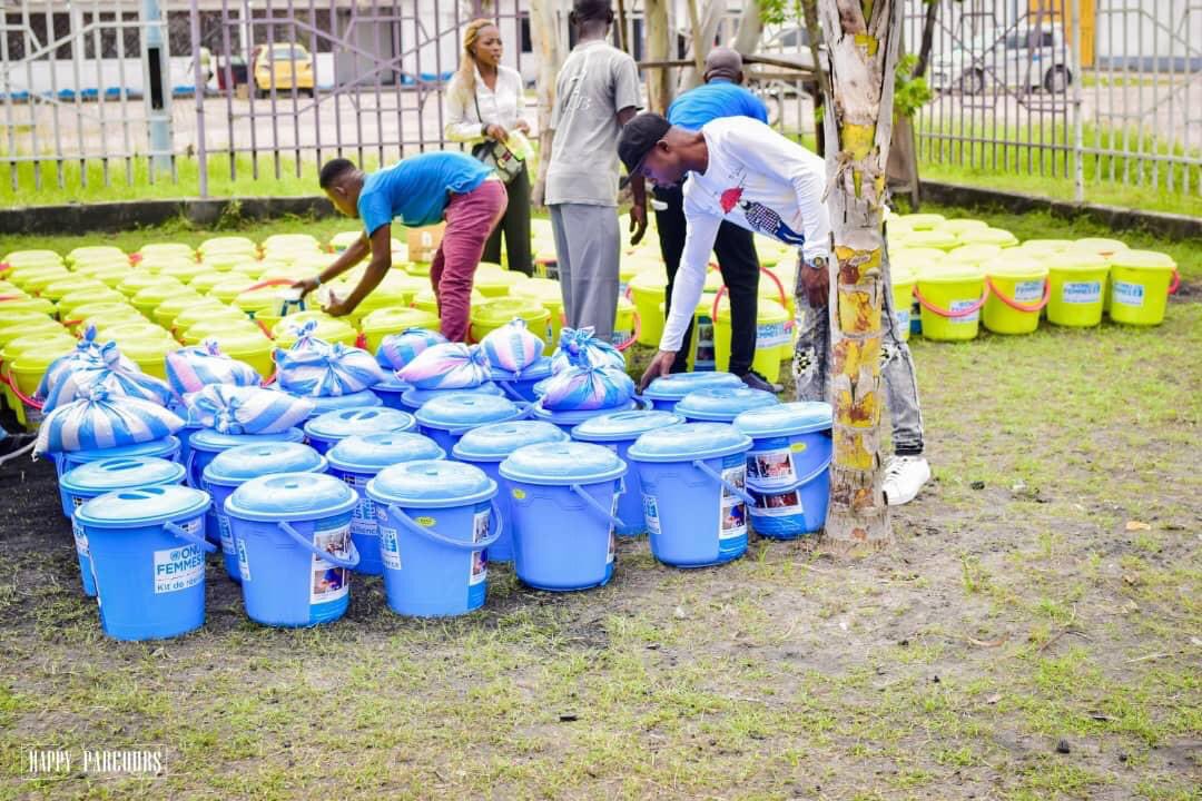 ChristelleVuan1's tweet photo. Kinshasa(fikin)

Nous remercions le consortium des femmes solidarité Covid-19, onufemmes et l'ambassade de suède d'avoir pensé aux femmes de la Funa à travers ces kits constitués des produits de première nécessité. 

#Battons nous ensemble contre cette pandémie  
#Rdv au sommet ! https://t.co/4BbD4nTuSH