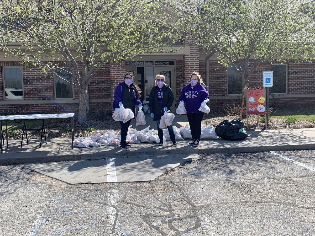 FensterBPS's tweet photo. Ladies from the BPS Early Childhood Center spreading alittle Easter Cheer @BellevueSchools, @BpsEarly , #BeKind, #BeAHero https://t.co/XvraLSmizo