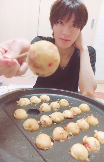 when he invites you to dinner at his house to eat takoyaki and drink his homemade tea~~