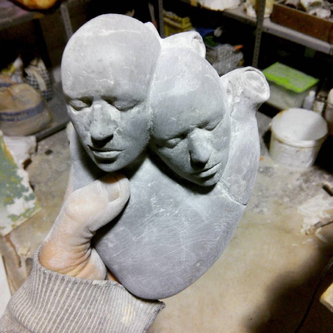 foo_80's tweet image. "لا أراك ولكنِّي أراك، فرؤيَة العَين رؤيَة ورؤية القلْب لقَاء"    
منحوتة معبرة - من أعمال الفنان البرتغالي غيل جلبي