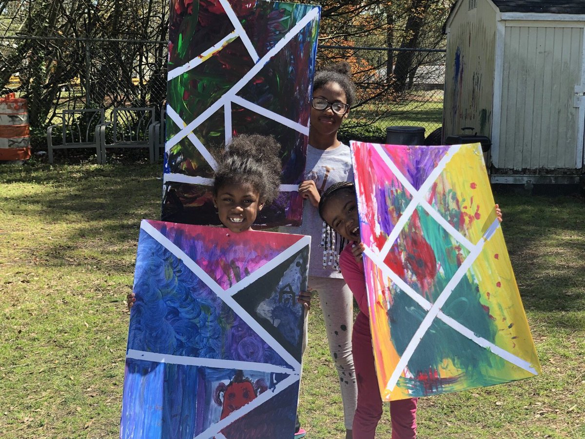 _MooreKnowledge's tweet photo. What my class is doing at home, Aleah Jenkins is painting with family @LakeviewDolphin @PortsVASchools @PortsVASchools #COVIDー19 #familytime #athomelearning https://t.co/NCwB1jW1sk