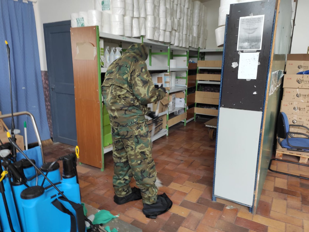 FUTER_ET's tweet photo. Los artilleros de #BRIPAC @EjercitoTierra realizan tareas de desinfección en el Centro Penitenciario de mujeres Madrid I, contribuyendo al esfuerzo de la nación para vencer al enemigo común.
#OperacionBalmis #EsteVirusLoVencemosUnidos https://t.co/y9kzL1tFRn