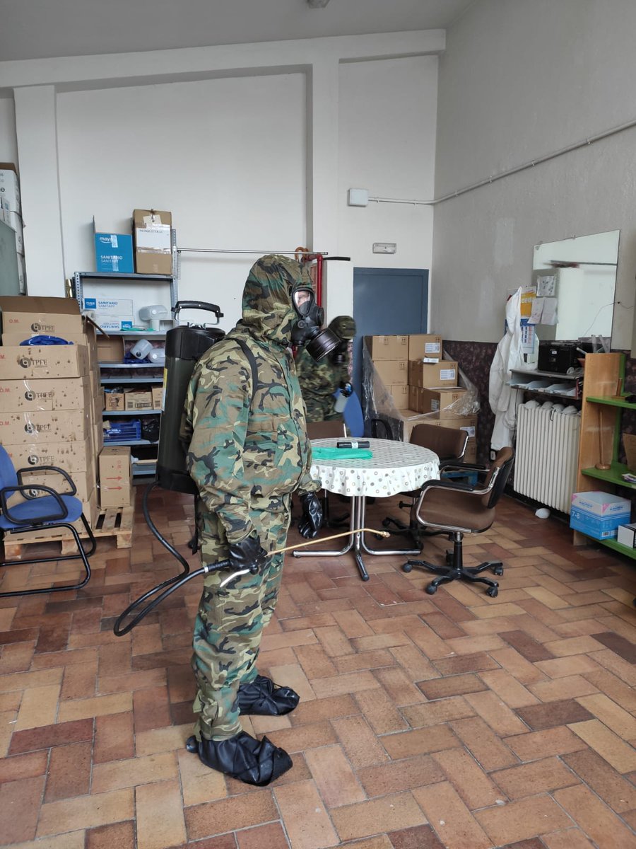 FUTER_ET's tweet photo. Los artilleros de #BRIPAC @EjercitoTierra realizan tareas de desinfección en el Centro Penitenciario de mujeres Madrid I, contribuyendo al esfuerzo de la nación para vencer al enemigo común.
#OperacionBalmis #EsteVirusLoVencemosUnidos https://t.co/y9kzL1tFRn
