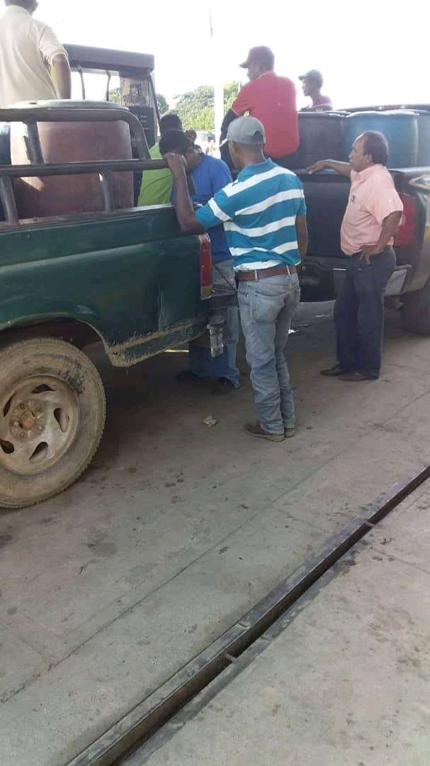 Apure2018's tweet photo. A nosotros los productores nos quieren vender 50 litros de gasolina mensual que no alcanza para nada. mientras el sobrino del alcalde saca hasta 5 tambores de combustible cada vez que llega una gandola https://t.co/JlPBO1u4jH
