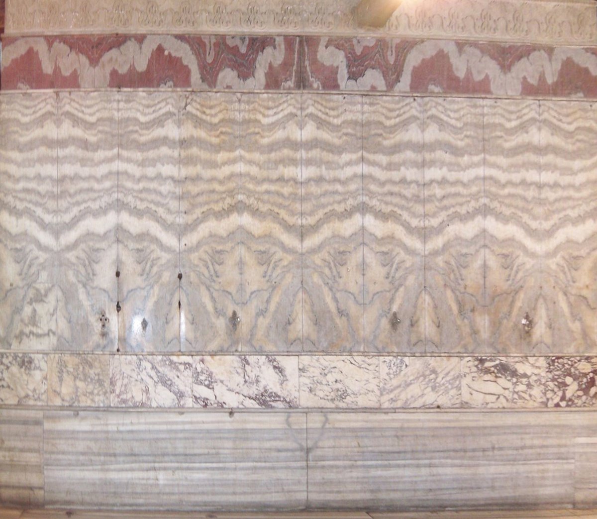 Ayasofya'da Marmara mermeri duvarlarda da var; bazen damarlarından simetrik desenler çıkacak şekilde bazen de süpürgelikte olduğu gibi düz çizgileri belirginleştirilecek biçimde döşeniyor.