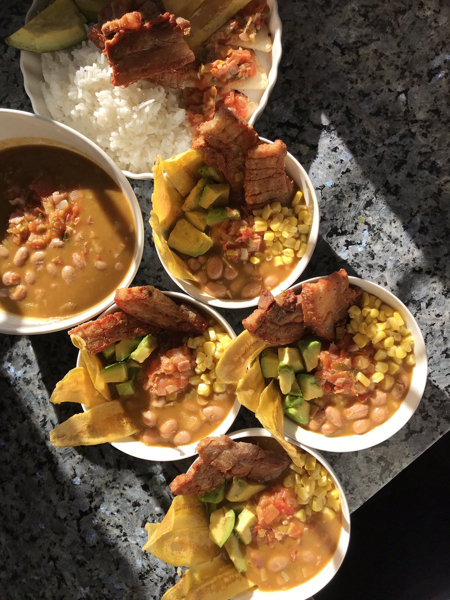 stivenarang's tweet photo. Definamos esto como tuiteros gastronómicos. ¿Qué es más delicioso?

🔁 la cazuela de frijoles 

♥ cazuela de ajiaco https://t.co/ldMOpwJl6l