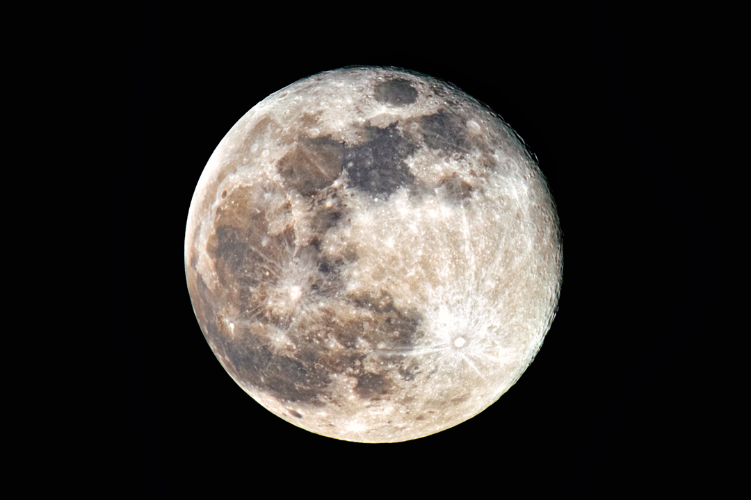 Taken from @AntoniCladera's home... This is our Supermoon photo. He used the PhotoPills Night AR to align the star tracker with the Polaris, shot 30 exposures and stacked them to improve detail and reduce noise 🤓 📷 Nikon Z50 | 500mm 2x TC | f/14 | 1/160s | 800 ISO | 3700K