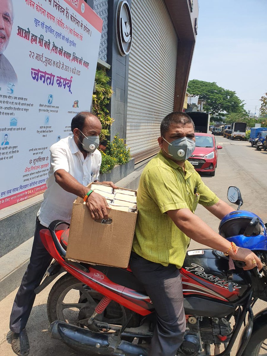 BJPforThane's tweet image. #भाजपा_ठाणेचे_पदाधिकारी
जनसेवा करताना ..
शांतारामजी आणी विष्णूजी व 
सुनील काब्राजीचे मनापासून अभिनंदन ..
राजेश सावंतजी आणि ऋषिकेश मोरेजी 
या जोडगोळीच्या कार्याला सुद्धा सलाम.
💐💐
#CoronaWarriers 👍👍👍
@niranjandtweets @Dev_Fadnavis 
@BJP4Maharashtra @BJP4India 
@narendramodi