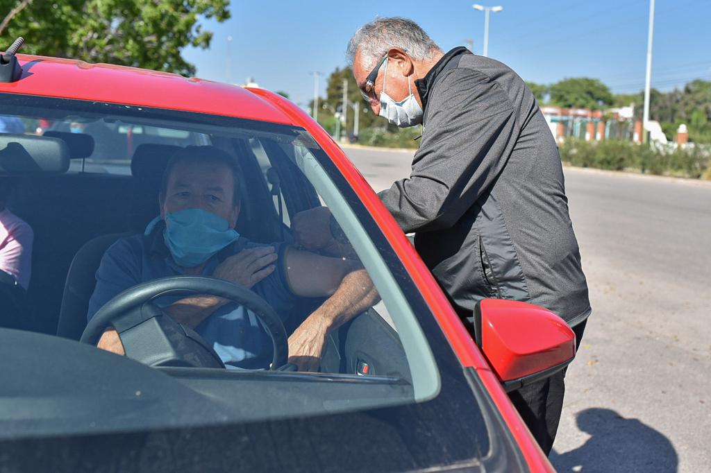 Minsaludlrj's tweet photo. Lanzamos #Vacunauto

🔺 Más de 700 vacunas fueron aplicadas a mayores de 65 años a través de #VacunAuto. 

📍El operativo continúa esta tarde y viernes por la mañana en el Parque Lineal del Yacampis, en el albergue de Vargas, en el Predio Ferial y frente al Hospital Vera Barros. https://t.co/B74Su9NVmh