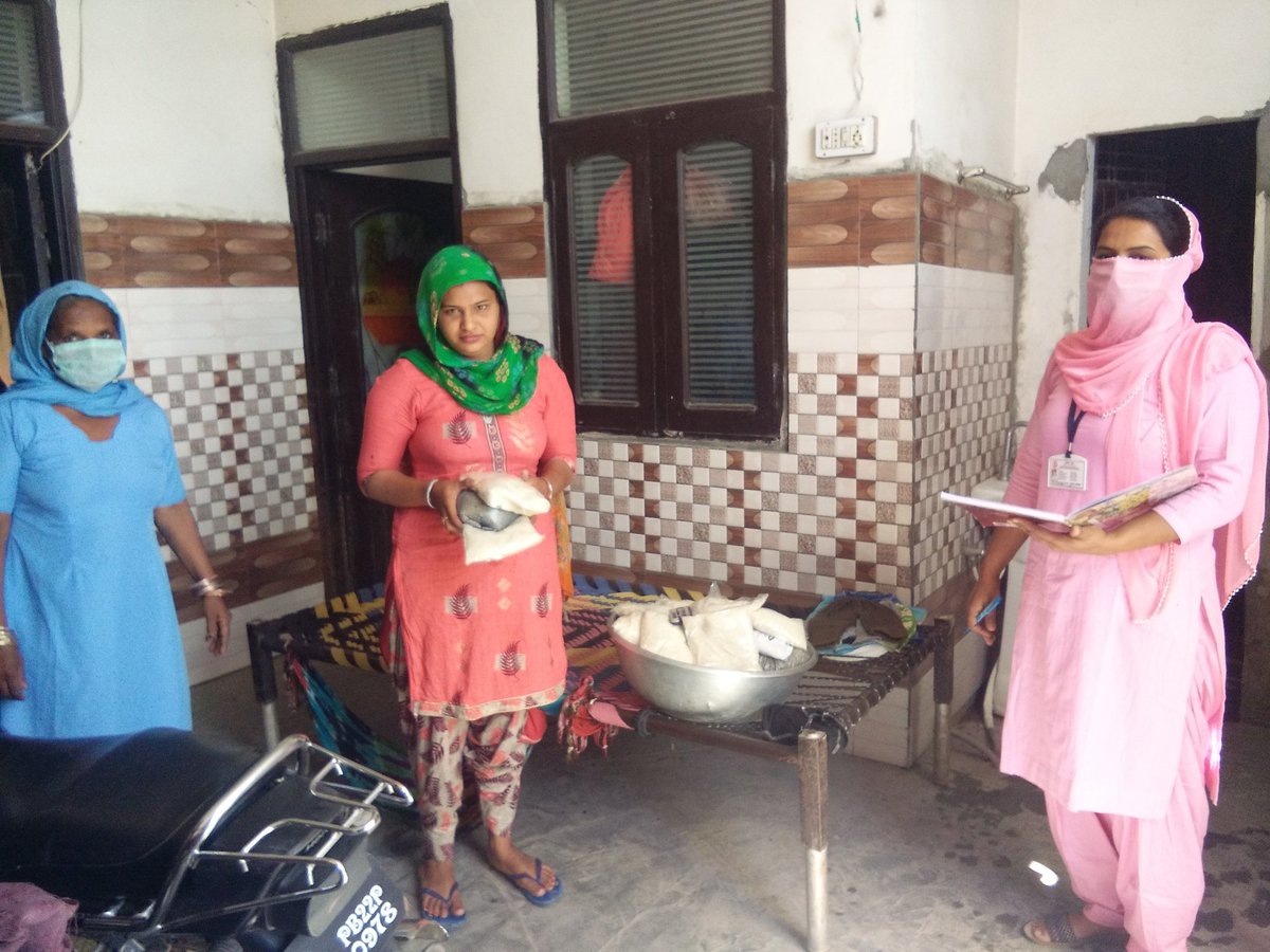 KIRANBA82319696's tweet photo. According to the orders of the Punjab Government in the village Betu qadim, the Anganwadi missing people were given house ration and they were given a ration of twenty days.
A.w.w kiran bala
A.w.h veena rani
c/n-03043050121
block mamdot
#dsswcd https://t.co/XG3xMHGyUy