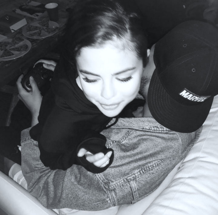 selenagomezbr's tweet photo. "Eu quero um namorado, mas continuo caindo em becos sem saída. Tento pegar atalhos, mas acabo sendo cortada de novo e de novo". - Boyfriend #SelenasBoyfriend https://t.co/Y61cun3P5k