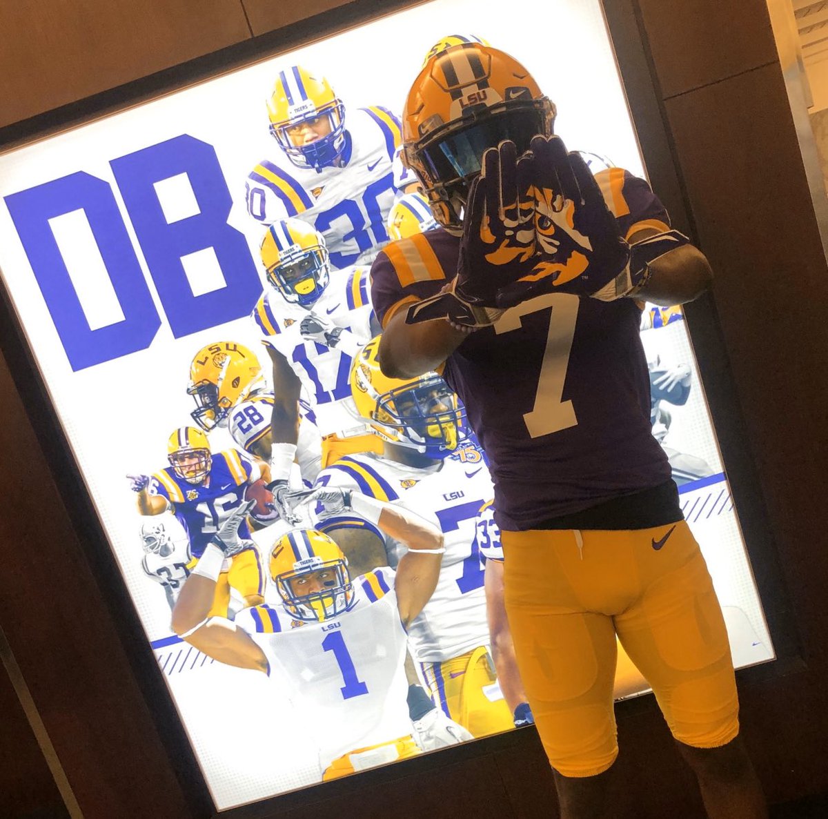LSUFootballNew1's tweet photo. 4 ⭐️ Safety Bryan Allen Jr. out of Aledo high school has committed to LSU. Huge pickup for the tigers. I expect him to do great things for us. https://t.co/aZpGIf8dwm