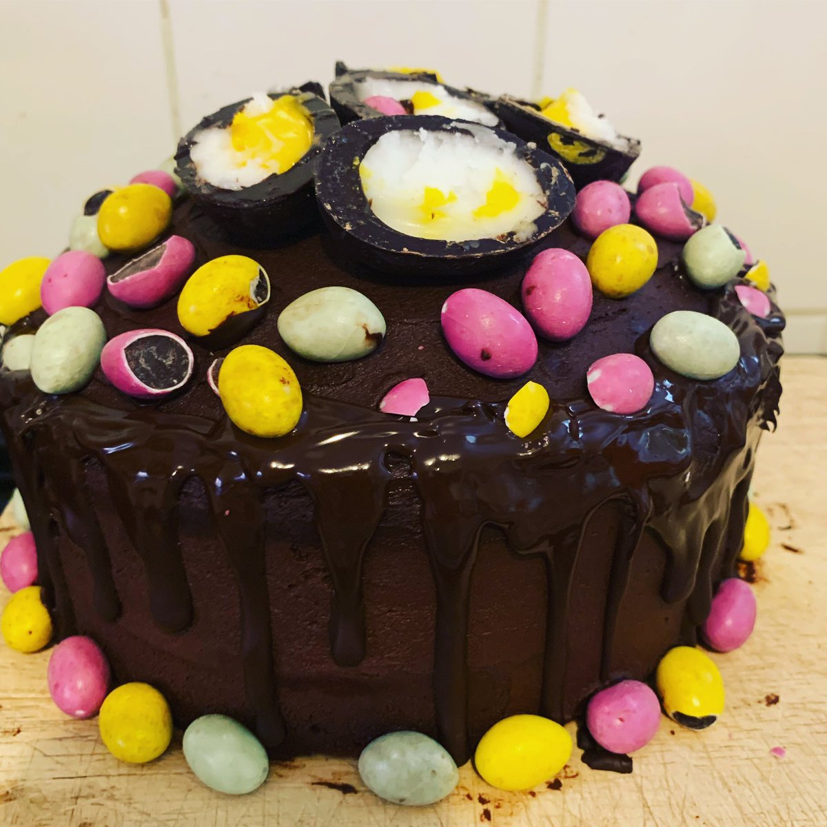 platesandposies's tweet photo. The extent of my achievements today was a chocolate cake using #mscupcake recipe #Doisy&Dam mini eggs and #Mummyeggz creme eggs. I think I’m got to be huge by the time we’re all allowed out #govegan #vegan #cake https://t.co/t8wbgOtEOn
