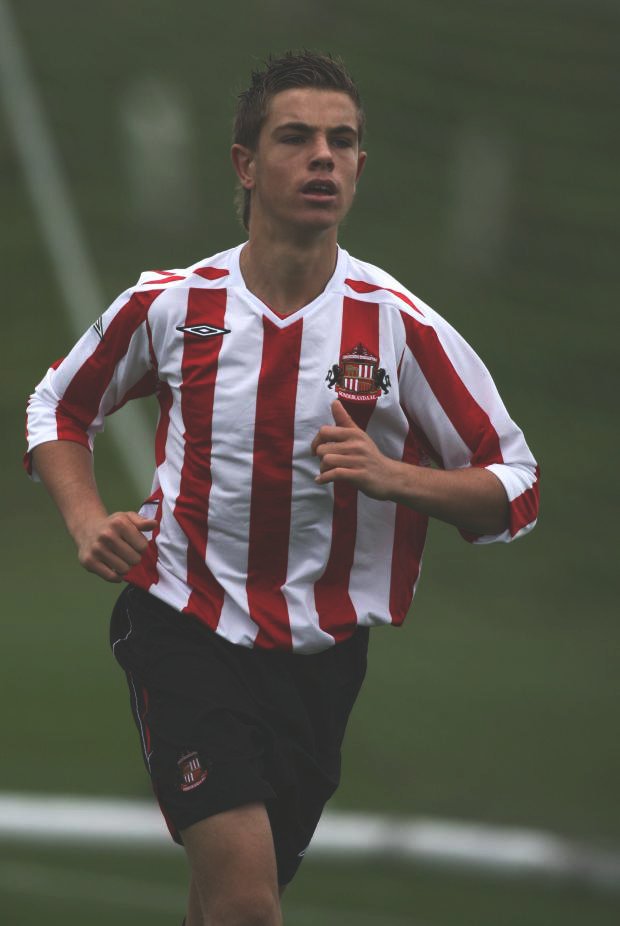 Let’s start from the beginning. Did you know Henderson came close to not making it Sunderland? There were 5 scholarships available, with 4 players from the same academy given professional contracts ahead of him. It came down to a choice between 2 regarding who would get the 5th