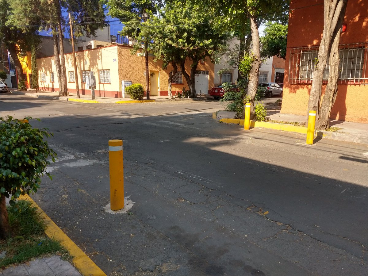 TacubaCDMX's tweet photo. ¿Y esto quién lo permitió? 
@AlcaldiaMHmx  @vromog 
@PAOTmx @UCS_GCDMX 
Será que por la situación que vivimos está permitido hacer lo que quiera porque el gobierno esta ausente https://t.co/zizEFUCRBB