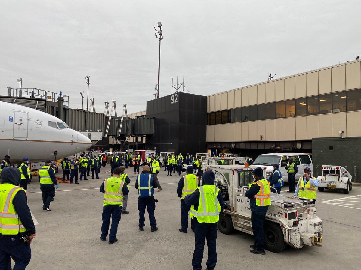 EWRCG K. Tolbert @ center court, c92 ramp briefing to thank the EE’s for persevering and to reiterate Safety, Operational/Situational awareness ⁦⁦@weareunited⁩⁦@BEINGUNITED1⁩ ⁦@EWRmike⁩ ⁦@susannesworld⁩