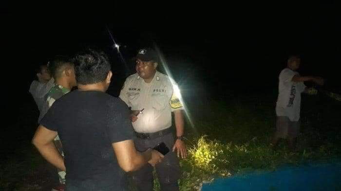 nenkupdatee's tweet photo. Sempat Hilang, Bocah 7 Tahun di Pulau Buru Ditemukan Tewas Dalam Perut Buaya ⁣
⁣
Bocah yang dilaporkan hilang saat berenang di pantai, Rabu Siang (08/04/20), ditemukan tewas di dalam perut buaya.⁣ #TwitterDown #SelenasBoyfriend #malamjumat #maljum https://t.co/UZszs2qlLq
