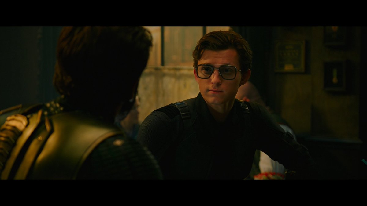 питер паркер в очках. питер паркер тоби магуайр. эндрю гарфилд питер паркер в очках. очки тони старка в человеке пауке. питер паркер человек паук вдали от дома.